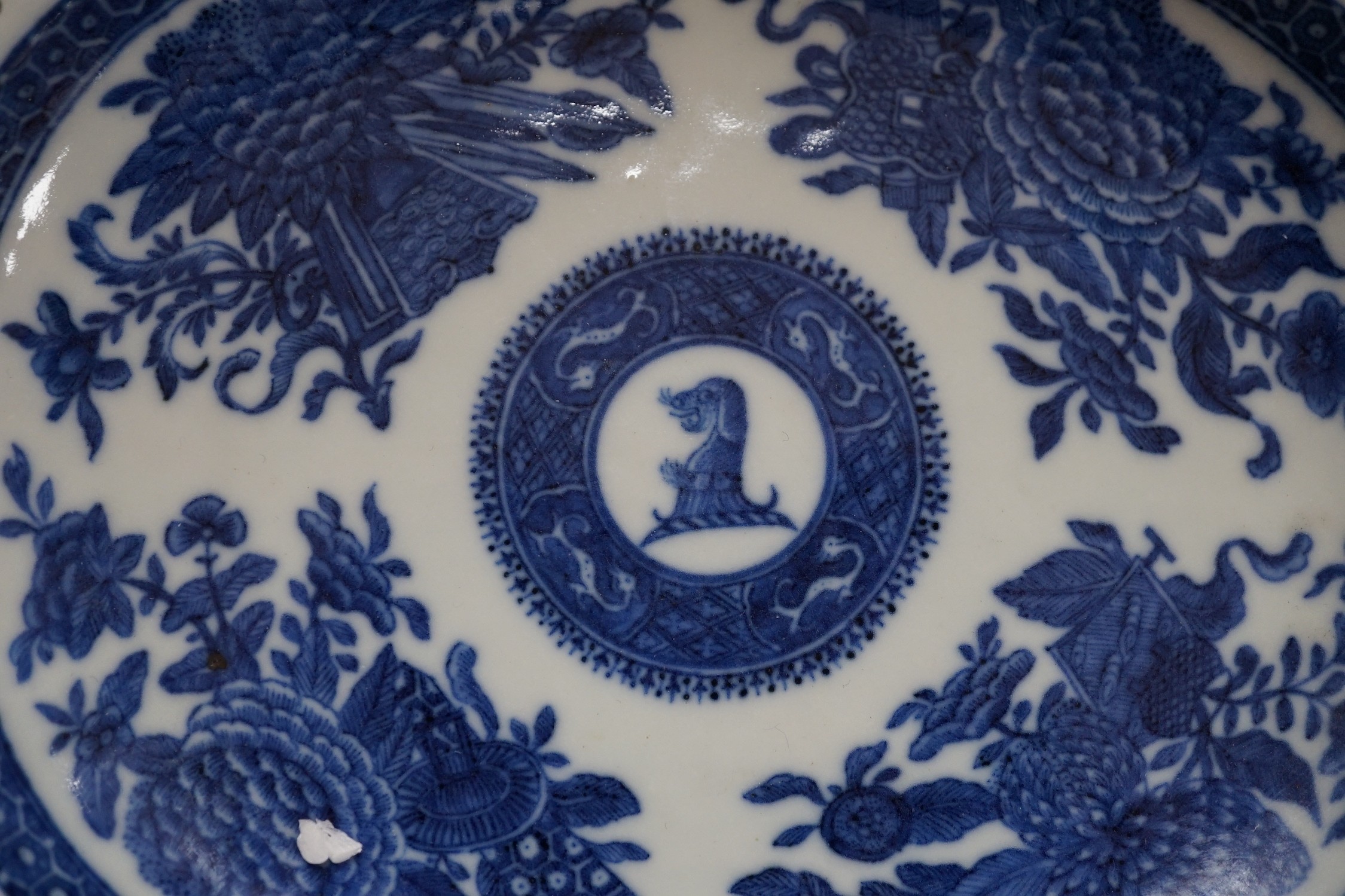 A Chinese crested blue and white stand, Qianlong period, 23.5cms wide